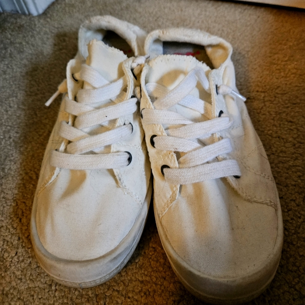 Casual sneakers
